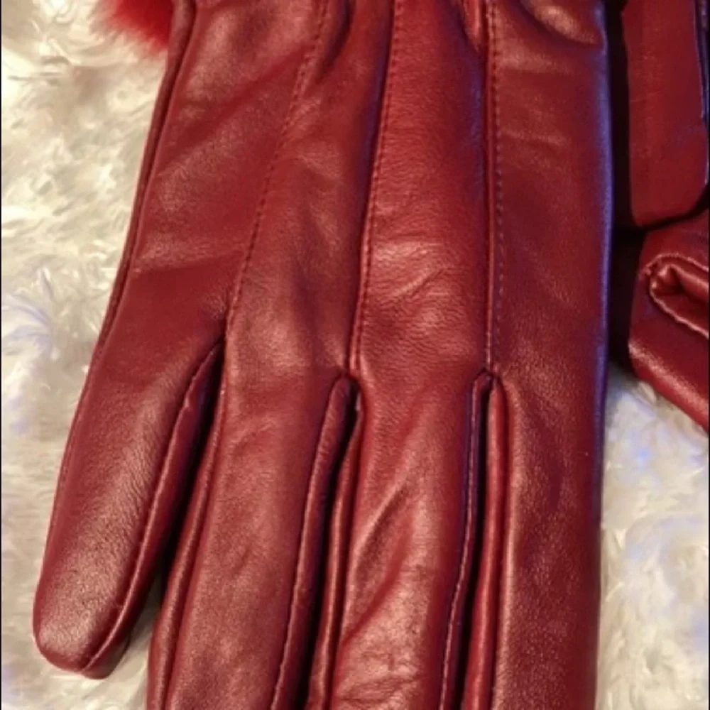 Woman’s gloves